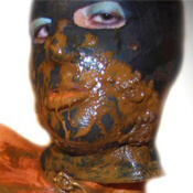 Frau mit vollgekacktem Gesicht